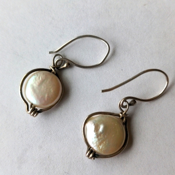 SOLD Vintage sterling handmade dangle earrings with natural coin pearls - Picture 4 of 6